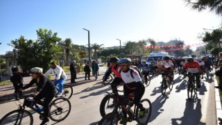 Bisikletçiler önce pedal çevirdi sonra çevre temizliği yaptı
