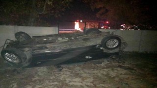 Bisikletliye çarpmamak için manevra yaptı, evin bahçesine devrildi: 3 yaralı