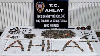 Bitliste sikke ve tarihi eser ele geçirildi