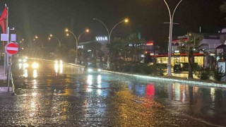 Bodrumda sağanak yağış cadde ve sokakları göle çevirdi