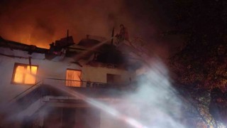 Boluda 2 katlı ev ve kümes alev alev yandı