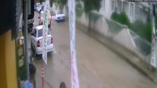 Bornovada sel suları bir otomobili böyle sürükledi