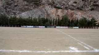Bozuk zeminde maç yapan futbolcular Bakan Kasapoğluna seslendi