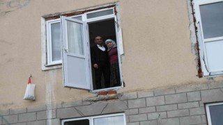 Bu evin balkon kapısı var ama balkonu yok