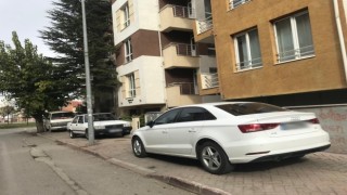 Bu mahallede kaldırımlar araçlara ait