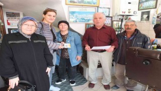 Burhaniyede Ak Parti Kadın Kolları yönetimi esnafları ziyaret etti