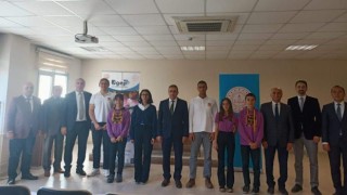 Burhaniyede başarılı öğrenciler ödüllendirildi