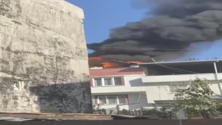 Bursada 2 katlı evin çatısı alev alev yandı