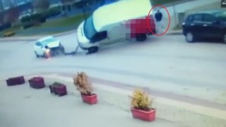 Bursada inanılmaz kurtuluş: Devrilen aracın altında kalmaktan son anda kurtuldu