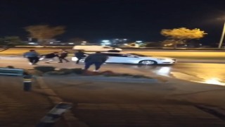 Bursada makas atan otomobili tekmelediler