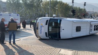 Bursada otomobilin çarptığı minibüs devrildi