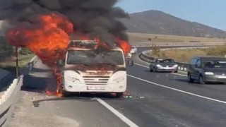 Bursada tamir için yola çıkan minibüs alev alev yandı