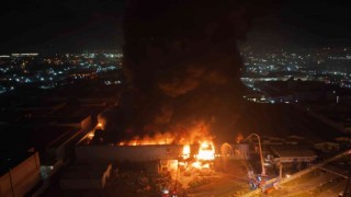 Bursada tekstil fabrikası yandı, sahibi endişeli gözlerle izledi