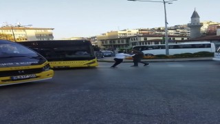 Bursada trafikte sinirler gergin...Yol verme yüzünden bıçak çekti