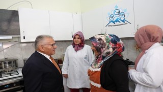 Büyükkılıç, Sarızda Kadın Kooperatifini ve esnafları ziyaret etti