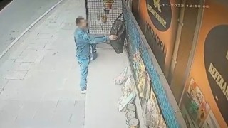 Çantaları önce inceledi daha sonra kendisininmiş gibi çalıp götürdü: O anlar kamerada