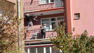 Çatıda yatarak sıva yapan usta bu kez de balkon demirine çıkıp boya yaptı