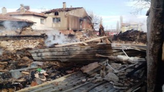 Çavdarhisardaki yangında 3 ev ve bir samanlık yandı