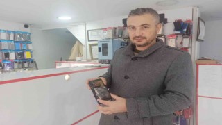 Cep telefonu bomba gibi patladı