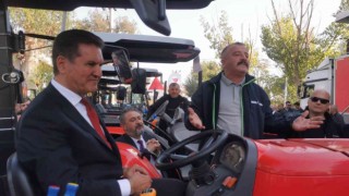 Çiftçi traktör alamıyor diyen Sarıgüle Traktör yetiştiremiyoruz yanıtı