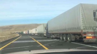 Çıldır-Aktaş Gümrük Kapısında TIR kuyruğu bitmiyor