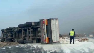 Çimento yüklü TIR devrildi: 1 yaralı