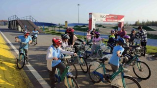 Çocuklar Ayçiçeği Bisiklet Vadisinde eğlenirken öğrendi