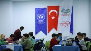 Çocuklar ‘Cumhuriyet Satranç Turnuvasında kıyasıya mücadele etti