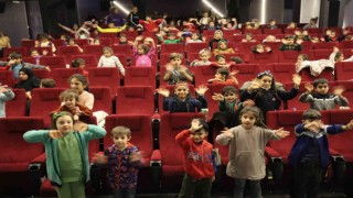 Çocuklar dijital sinemada Doru çizgi filmini izledi