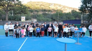 Çocuklara ücretsiz tenis kursu