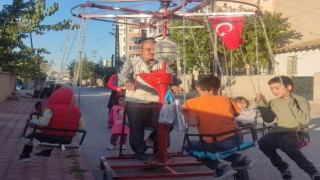 Çocukların nostaljik seyyar salıncak eğlencesi