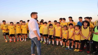 Çocukluk hayalini gerçekleştirdi, gençleri kötü alışkanlıklardan uzak tutmak için futbol kulübü kurdu