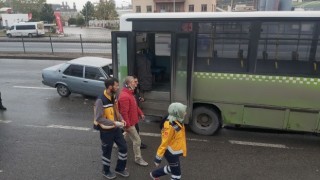 D-100de yolcu indiren halk otobüsüne otomobil çarptı: 4 yaralı