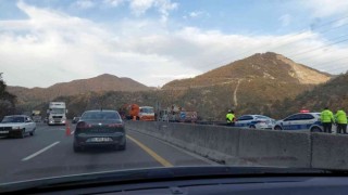 D-650de meyve yüklü kamyon devrildi, tonlarca muz yola savruldu