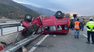 D100de bariyerlere çarpan minibüs takla attı: 2 yaralı
