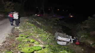 Dağ evinden dönerken otomobil dereye uçtu: 4 yaralı