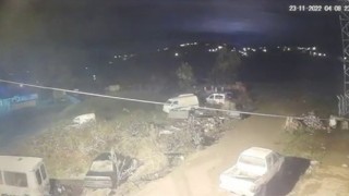 Deprem sırasında ortaya çıkan ışık güvenlik kamerasına yansıdı