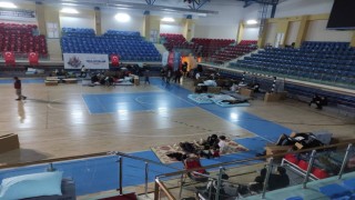 Depremzedeler spor salonlarında kalıyor