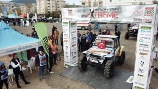 Dev arazi araçlarının engellerde yaşadığı zor anlar kamerada