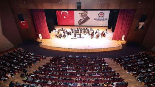 Dev orkestra Neşet Ertaşın türkülerini seslendirdi