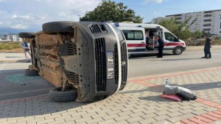 Devrilen aracın sürücüsü hafif sıyrıklarla kurtuldu