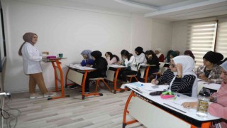 Dezavantajlı 120 kız, ücretsiz hizmetlerle üniversiteye hazırlanıyor