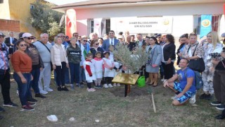 Didimde 74 ülke vatandaşı kendi ülkelerinin isimlerini koyduğu ağaçları toprakla buluşturdu