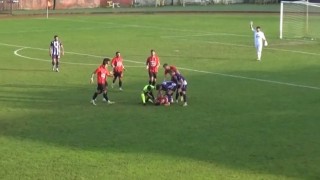 Dili boğazına kaçan futbolcuyu hakemin ilk müdahalesi kurtardı