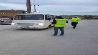 Dinarda öğrenci servislerine yönelik polis denetimi