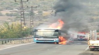 Diyarbakırda belediye otobüsü seyir halinde cayır cayır yandı