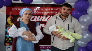 Diyarbakırda ikiz prematüre bebekler hastaneden mezun oldu