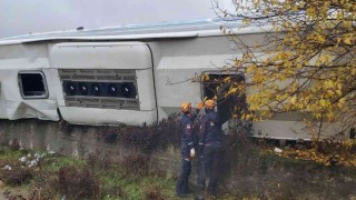 Diyarbakırda yolcu otobüsü devrildi: 3ü ağır 33 yaralı