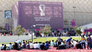 Dohada stadyumların çevresinde yüzlerce kişi Cuma namazını kıldı