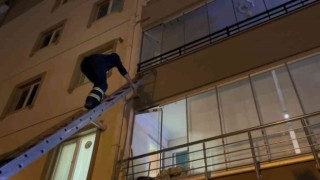 Dolabın altında kaldı, itfaiye merdivenle balkondan girip kurtardı